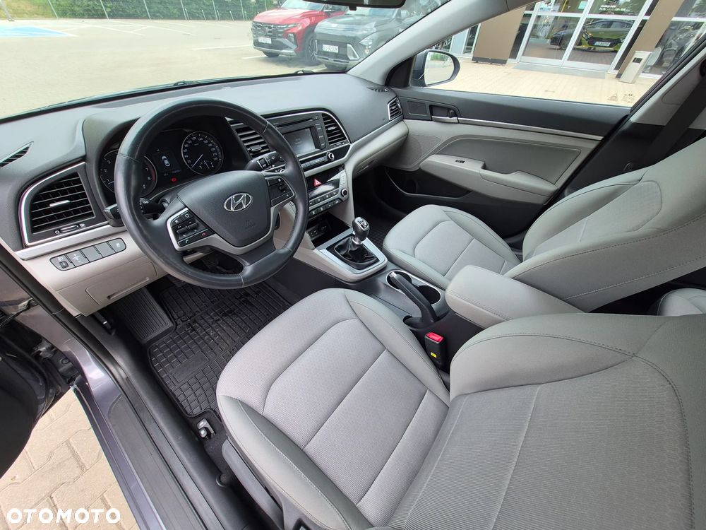 Hyundai Elantra 1.6 Comfort - 12