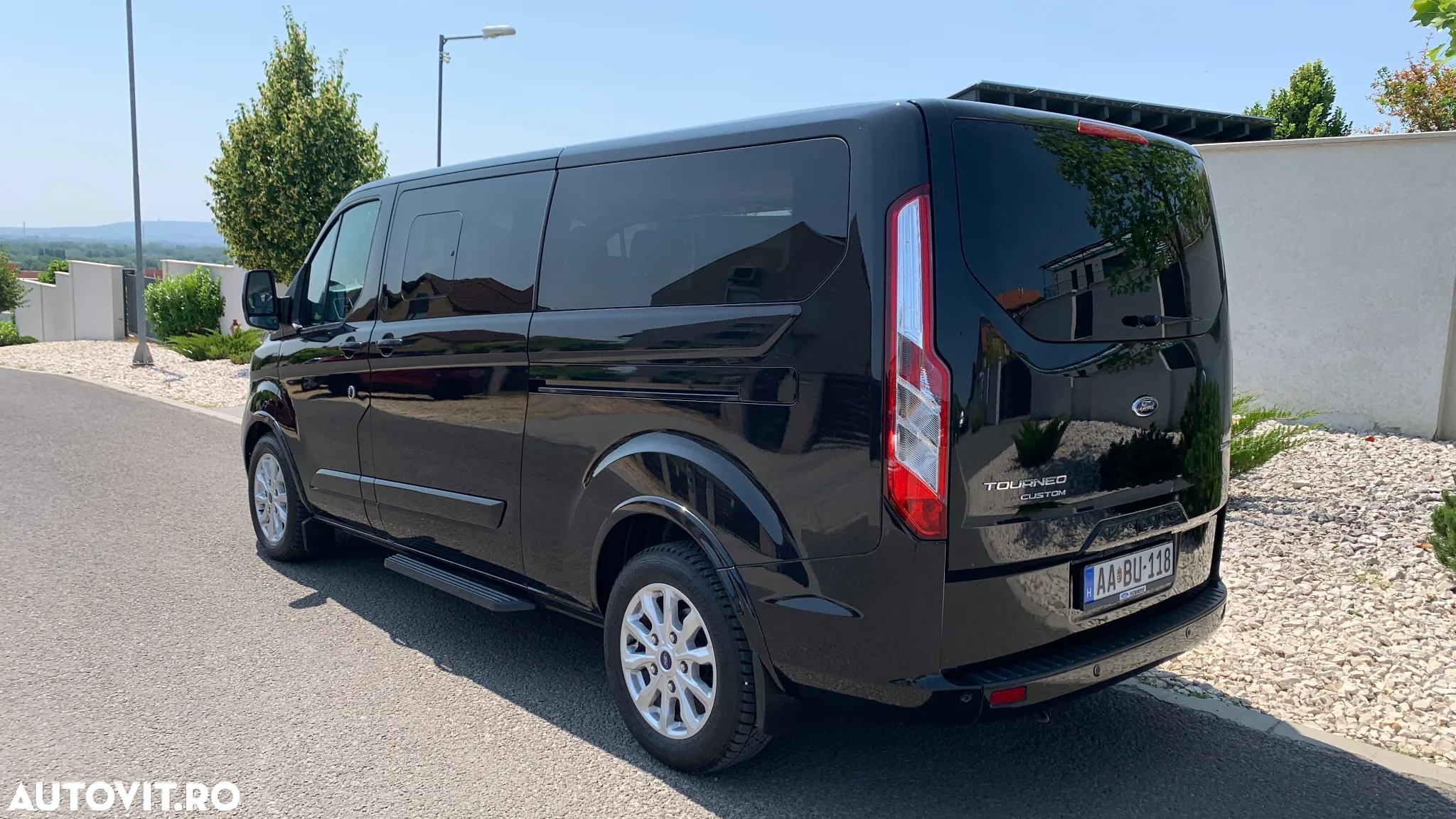 Ford Tourneo Custom Bus 320 2.0 EcoBlue 150 CP L1H1 Titanium - 3