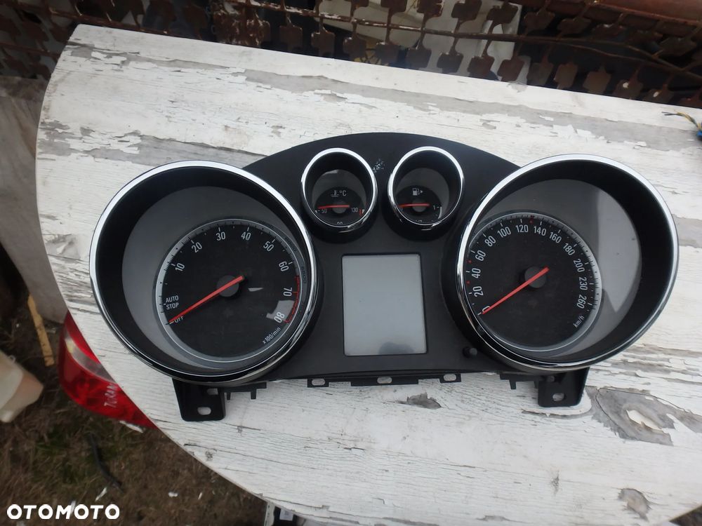 Licznik 13374938 Opel Zafira C 1.4T - 1