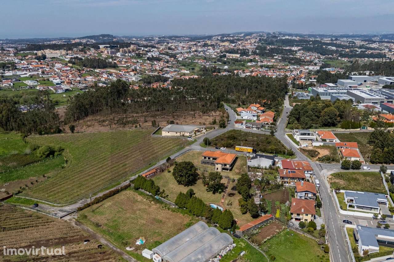 Quinta com moradia, em fase de construção, implantada num terreno com - Grande imagem: 5/12