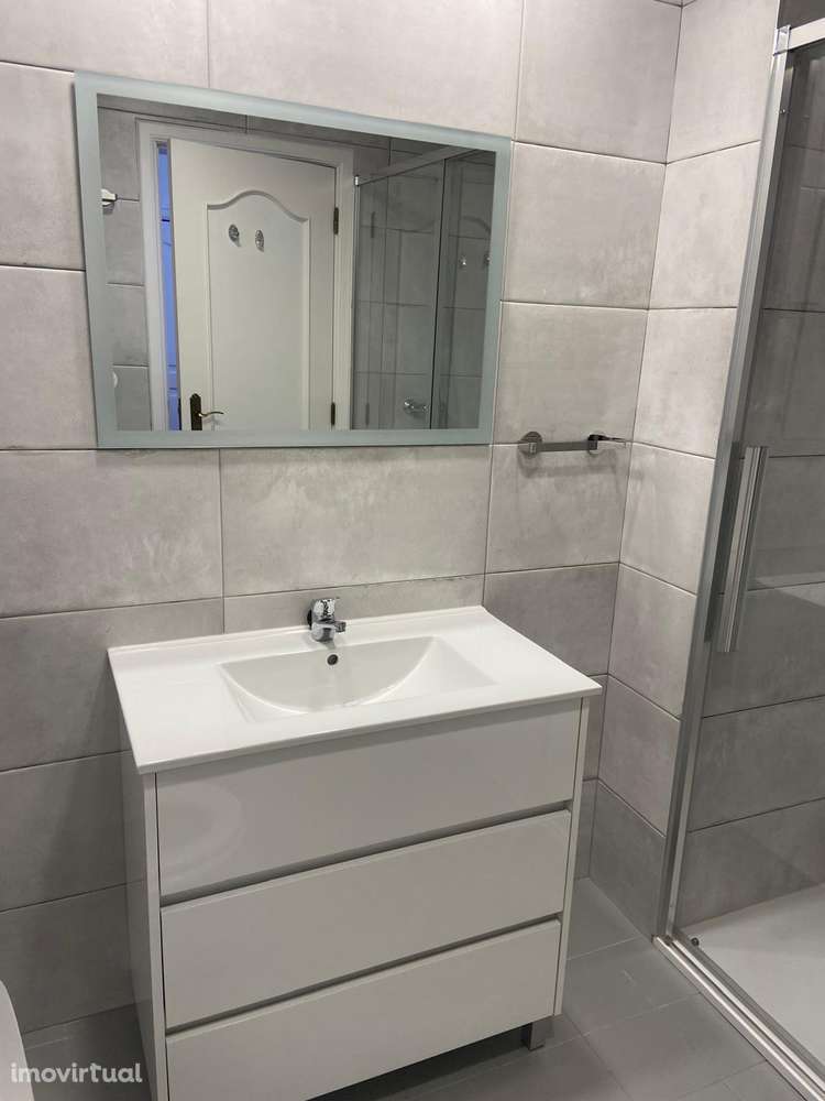 T1 com terraço, garagem e mobiliário completo - Grande imagem: 5/7