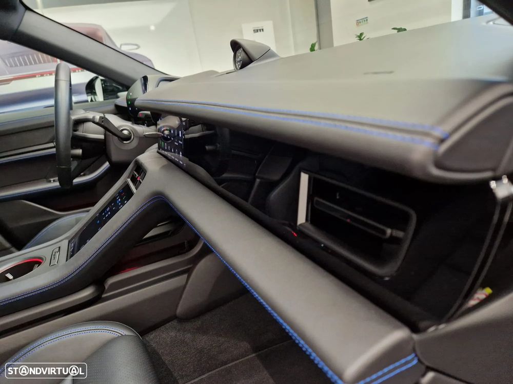 Porsche Taycan Cross Turismo 4S - 29