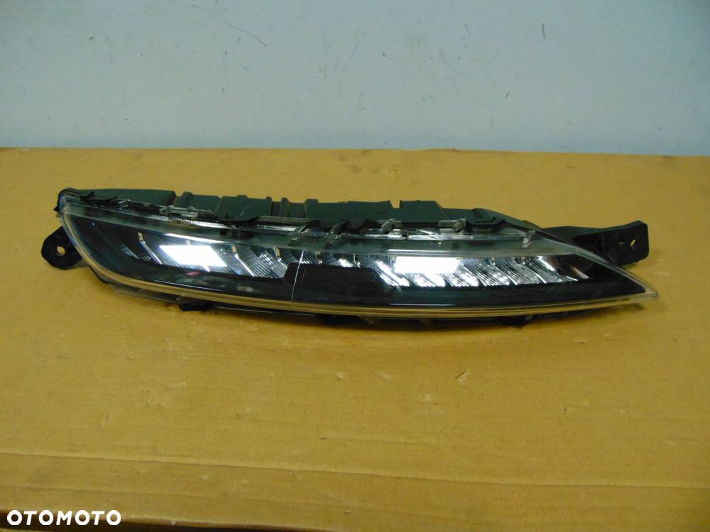 LED DRL PRAWY GÓRNY CITROEN C4 PICASSO II LIFT 9822653180