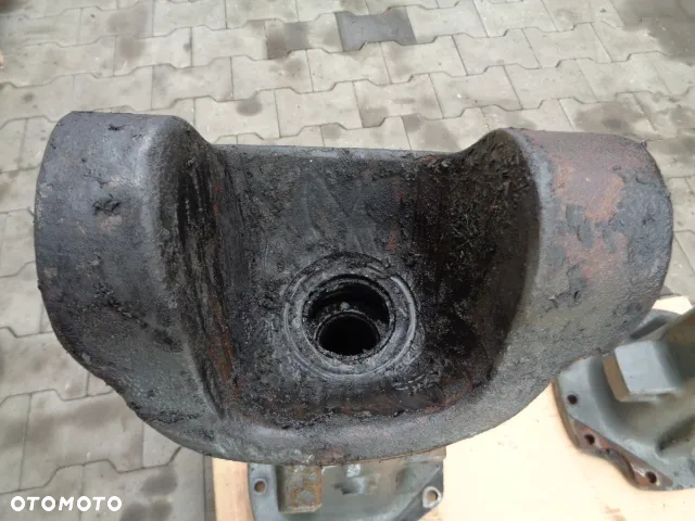 obudowa lewa prawa przedniej osi Massey Ferguson 5712S - 11