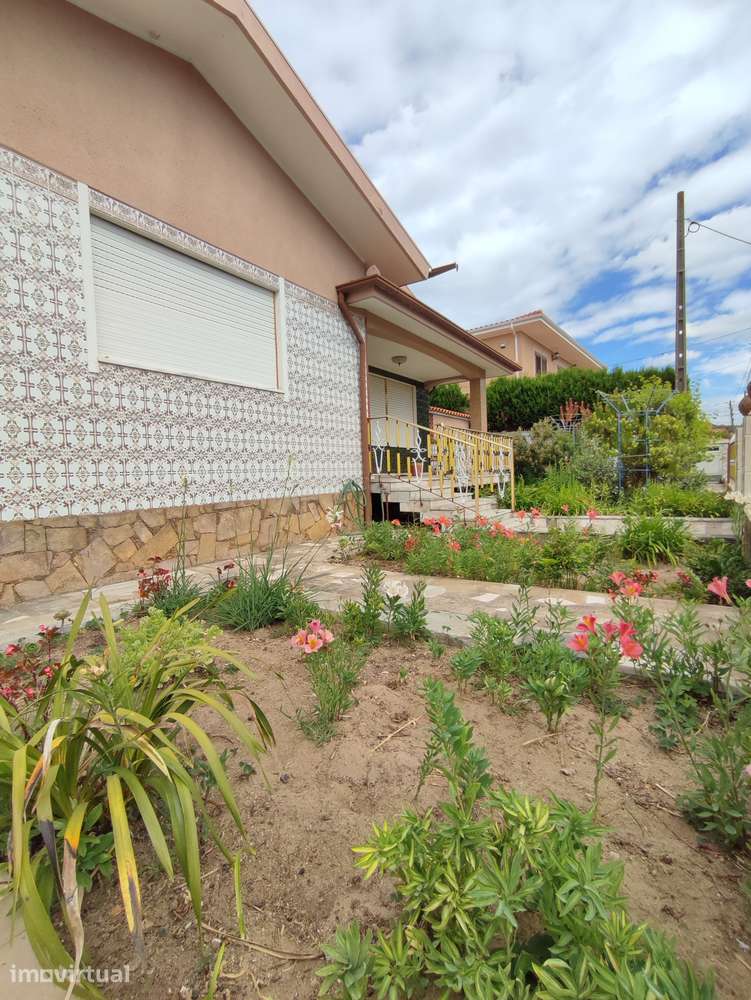 Moradia térrea com 4 frentes, garagem, anexos, jardim e bons acessos - Grande imagem: 4/53
