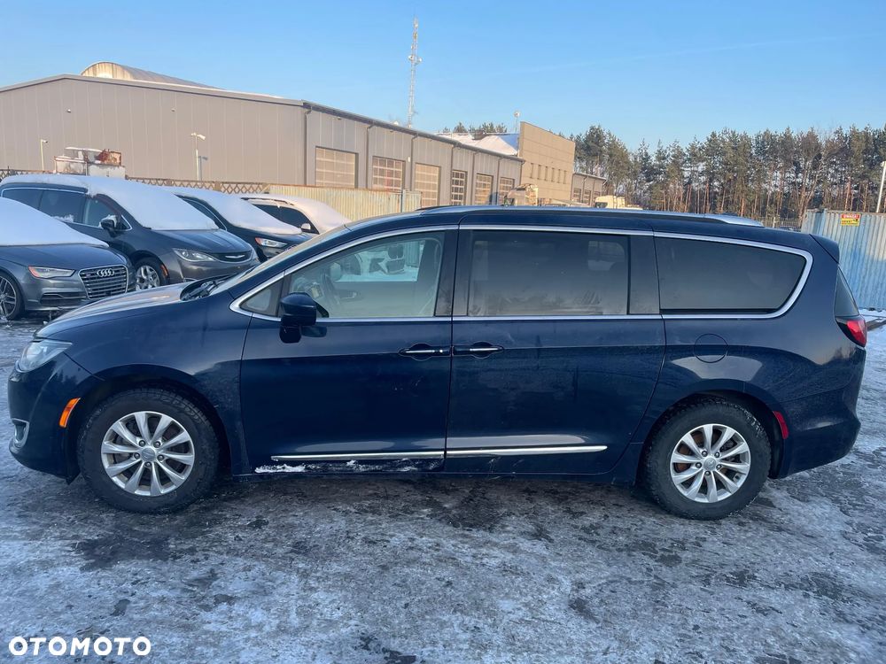 Chrysler Pacifica - 5