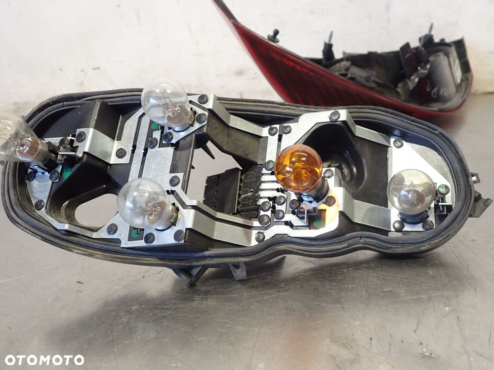 LAMPA PRAWA TYLNA DYMIONA OPEL CORSA D 89316522 - 10