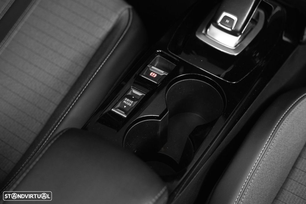 Peugeot 2008 1.5 BlueHDi Allure EAT8 - 32