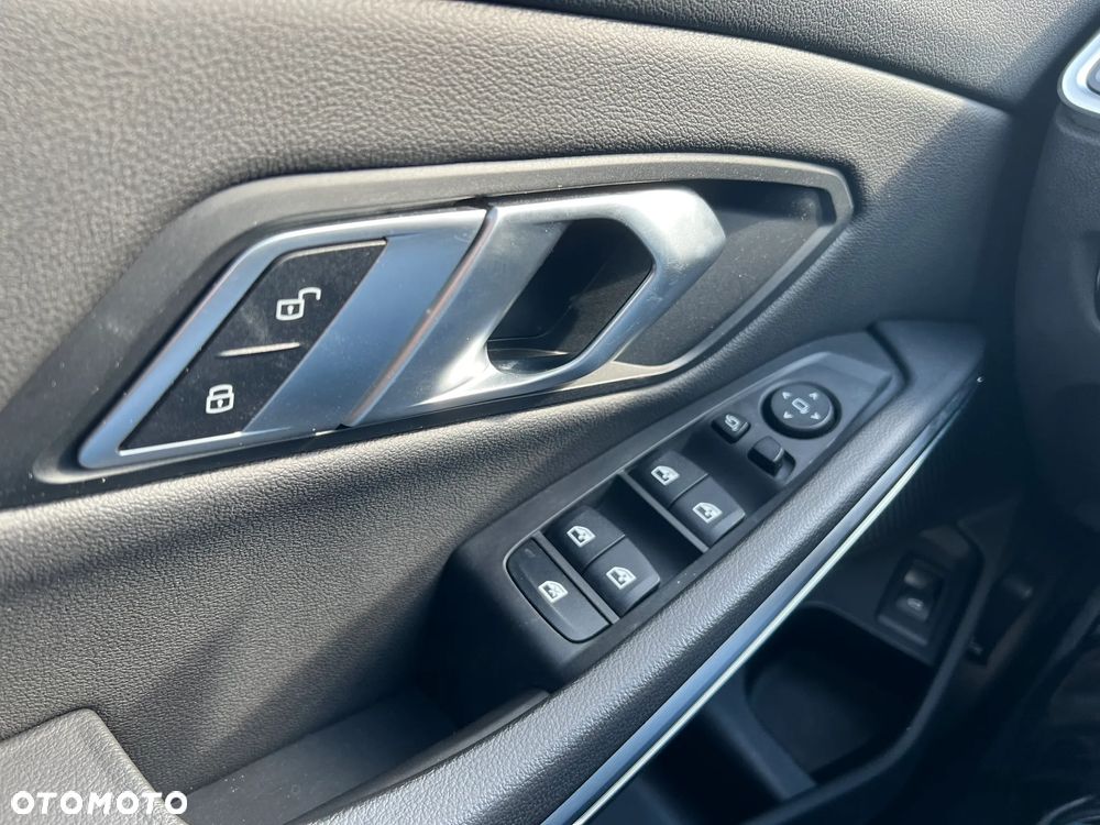 BMW Seria 3 320d xDrive Luxury Line sport - 32