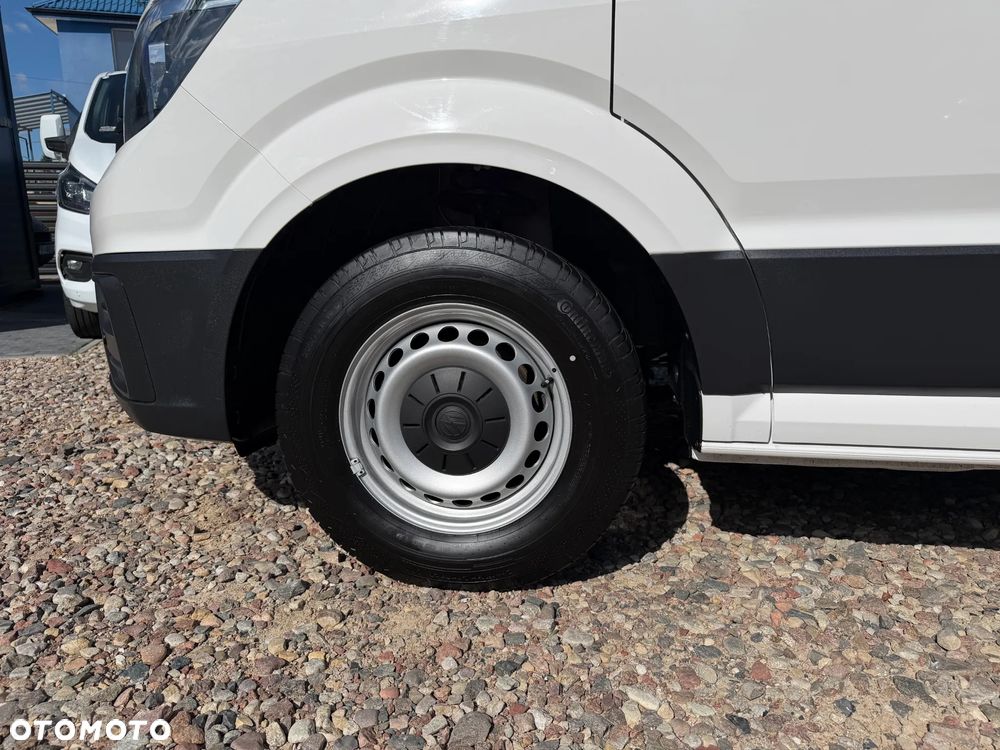 Volkswagen CRAFTER VAN VAT-1 z ZABUDOWĄ SERWISOWĄ WARSZTAT StoreVAN Półki, Szuflady, Kuwety na drobne przedmioty, Masaż fotela kierowcy, Fotel pneumatyczny terapeutyczny pilot ergoActive, Podgrzewana szyba, Kierownica wielofunkcyjna, Tempomat, Ogr. prędkości, Minibar, Fabrycne parktroniki przód i tył, DMC:3500kg, Homologacja haka 3000kg! Duża ładowność 1315kg Model L2H1 Paka dł. 3450mm - 28