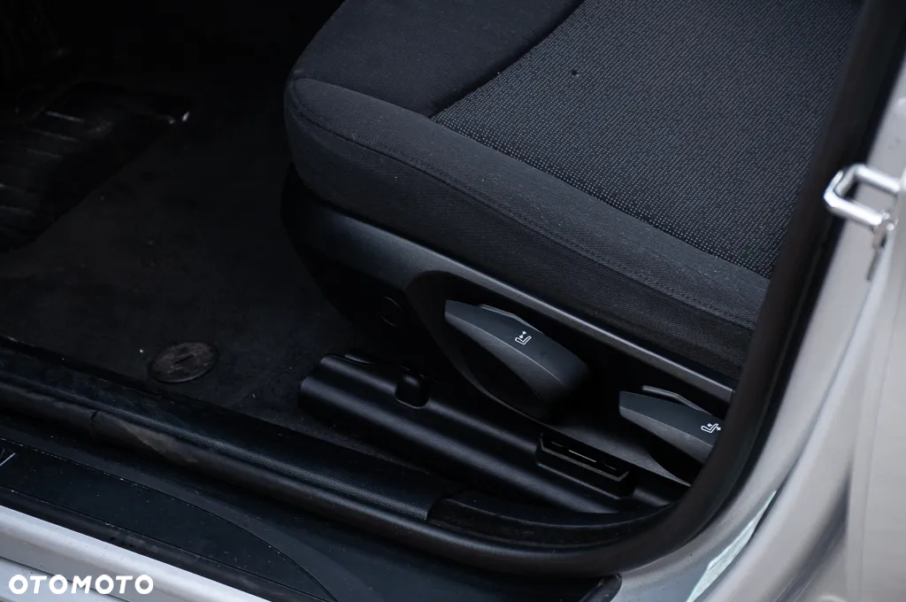 BMW Seria 3 318i Touring - 39
