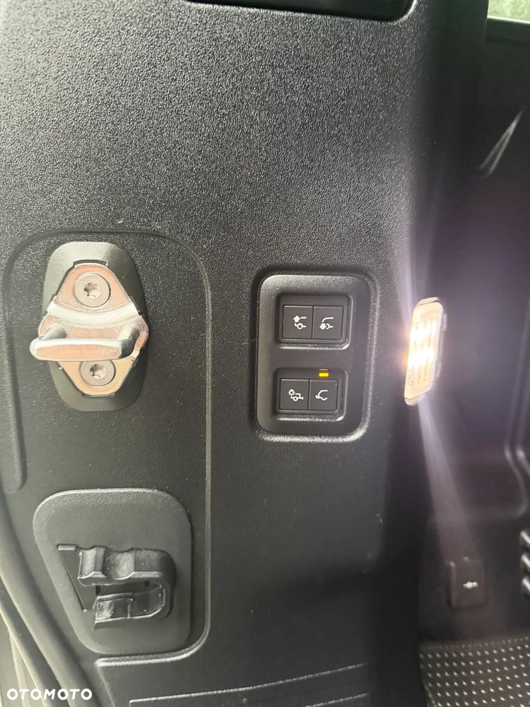 Land Rover Defender 110 D300 X-Dynamic SE - 17