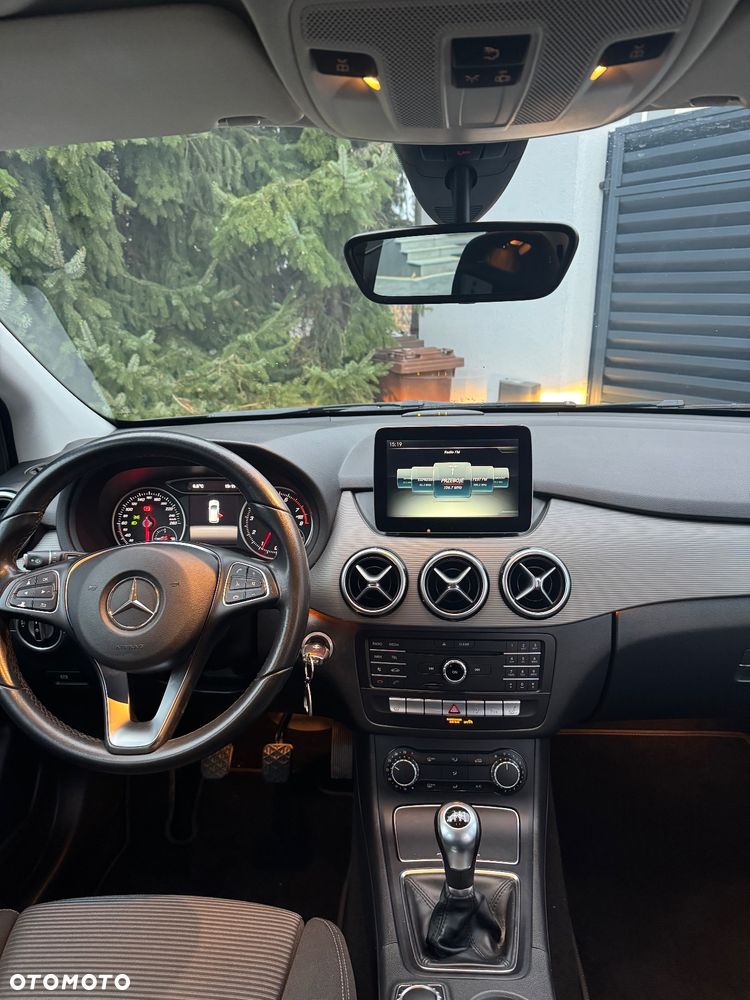 Mercedes-Benz Klasa B 180 Edition - 19