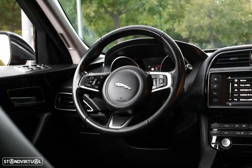 Jaguar F-Pace - 36