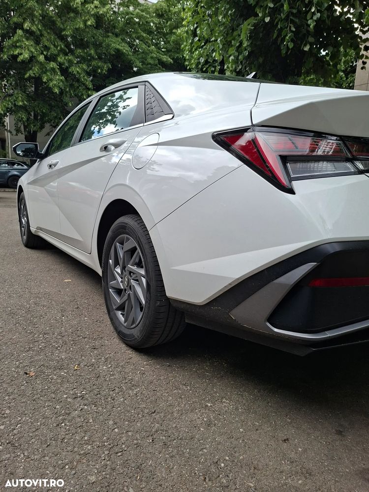 Hyundai Elantra 1.6 l 123 CP 6MT Highway - 16