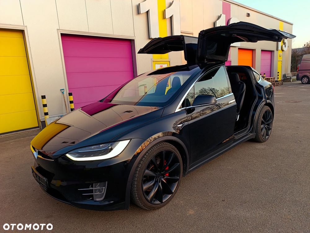 Tesla Model X - 10