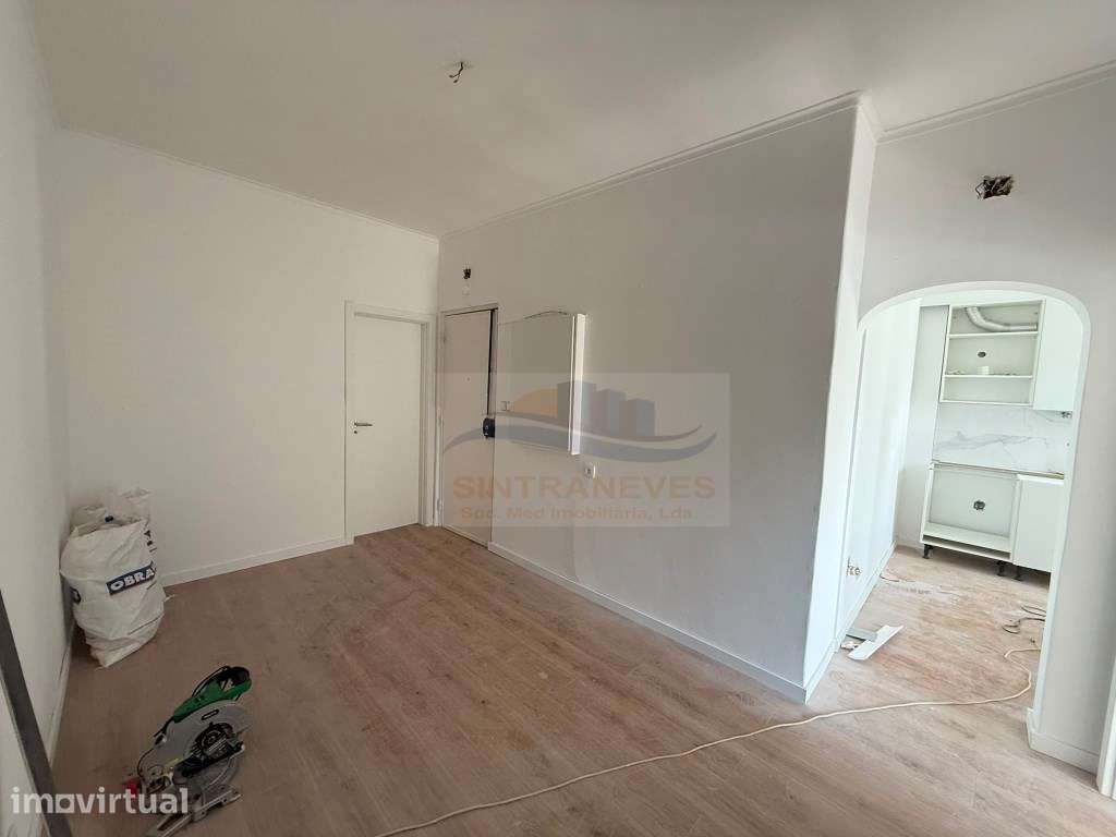 Apartamento T2 na Pontinha com varanda totalmente remodelado - Grande imagem: 2/15