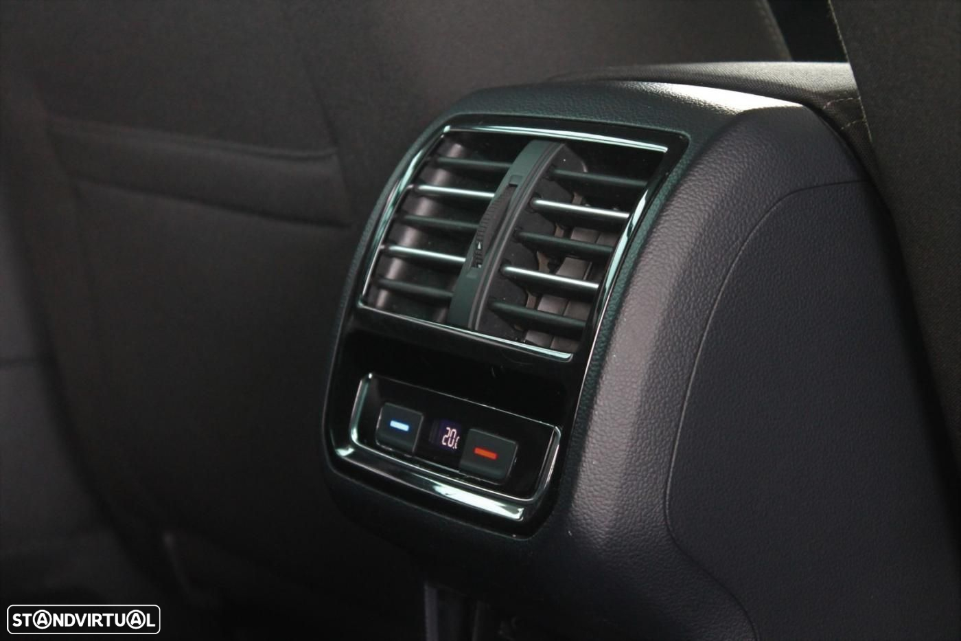 VW Passat Variant 1.6 TDI Confortline DSG - 42