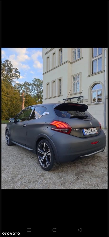 Peugeot 208 - 8