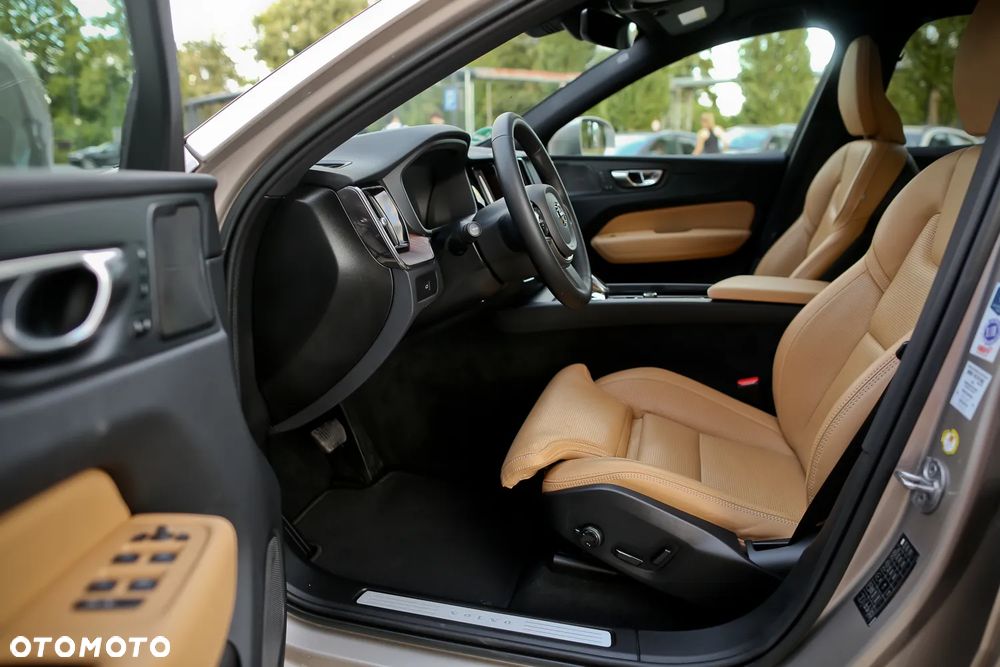 Volvo XC 60 B4 D AWD Ultimate Bright - 19