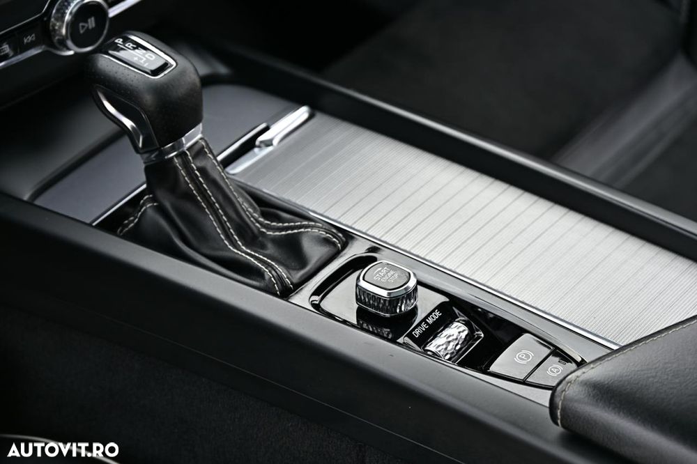 Volvo XC 60 D5 AWD Geartronic RDesign - 25