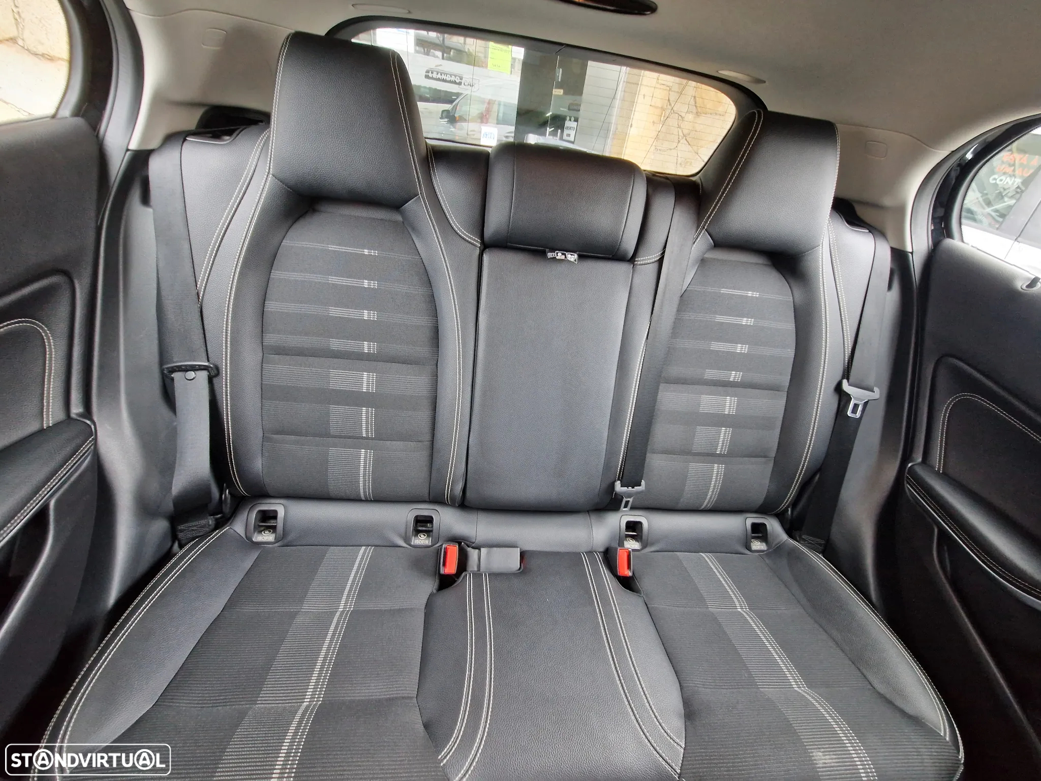 Mercedes-Benz GLA 180 7G-DCT Urban - 13
