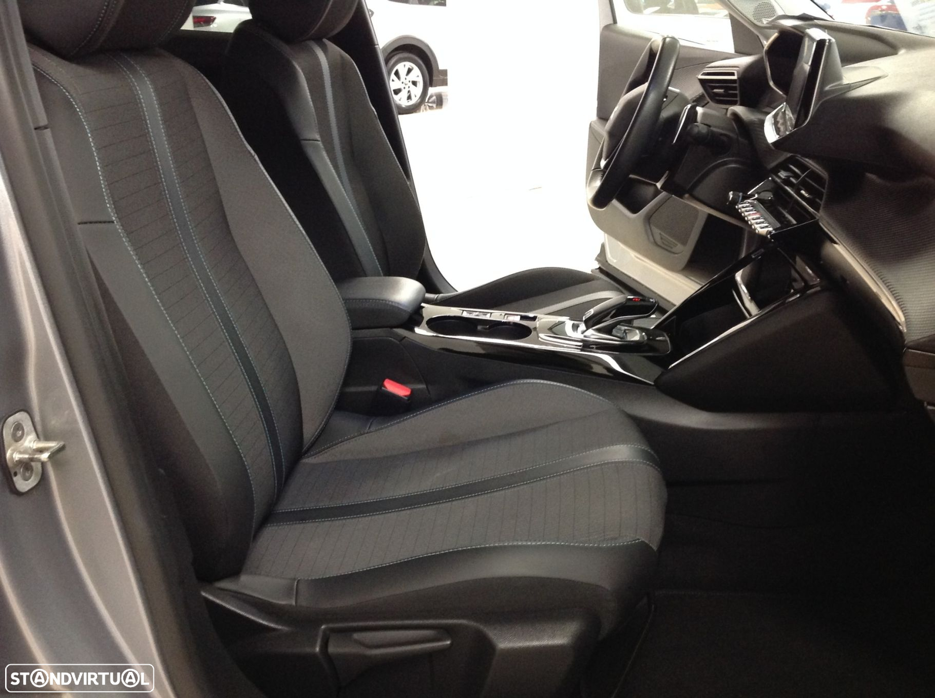 Peugeot 2008 1.2 PureTech Allure EAT8 - 39
