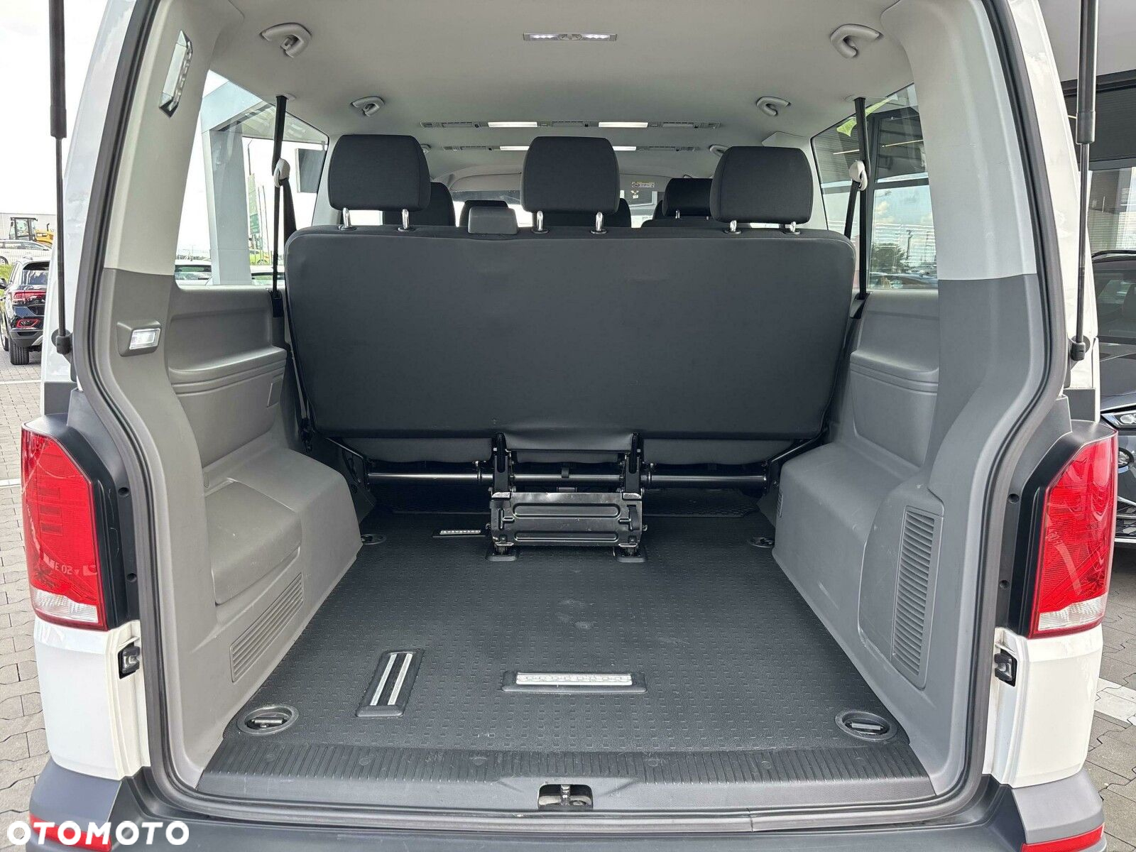 Volkswagen Caravelle - 27