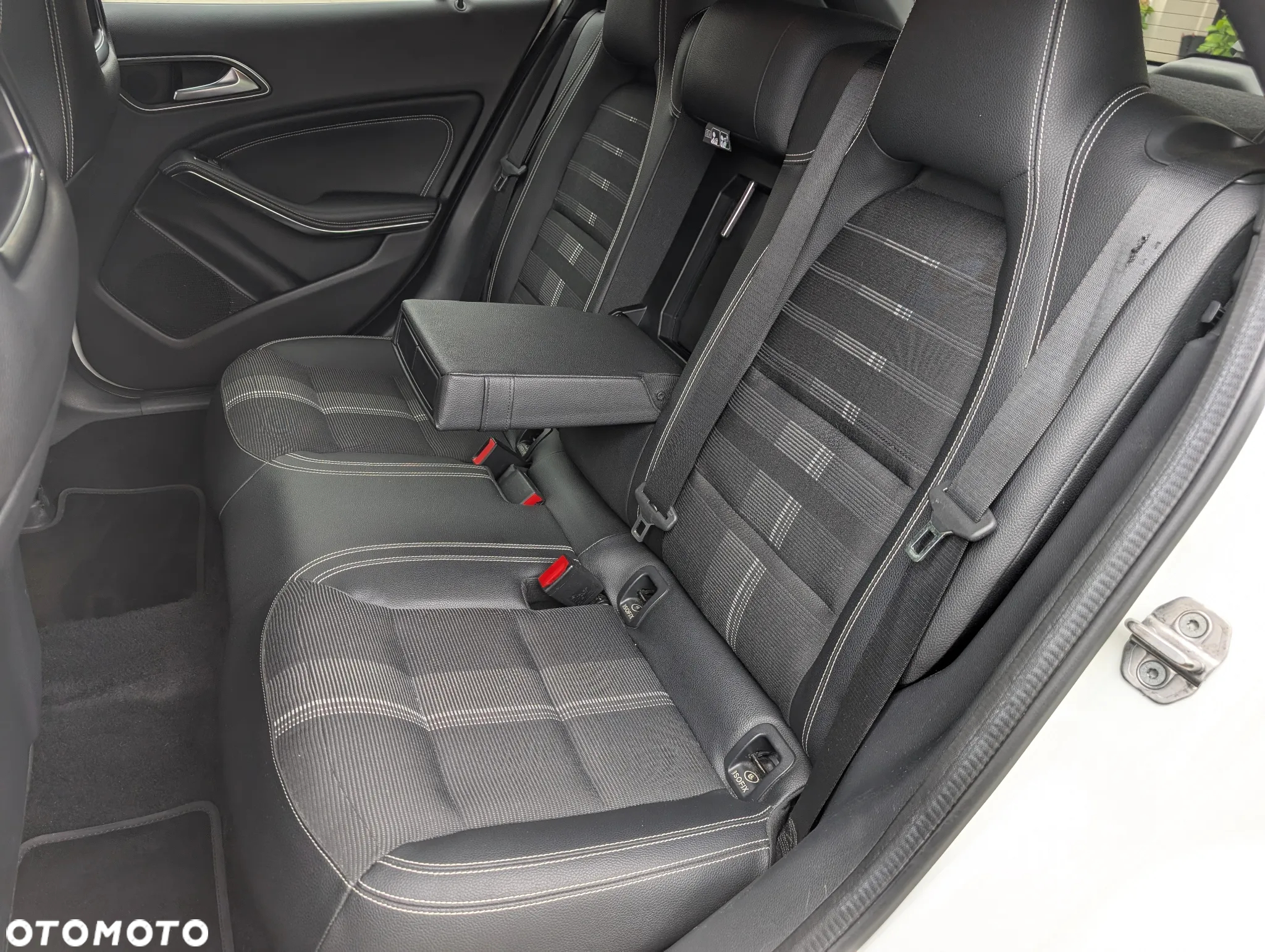 Mercedes-Benz GLA 200 7G-DCT - 27