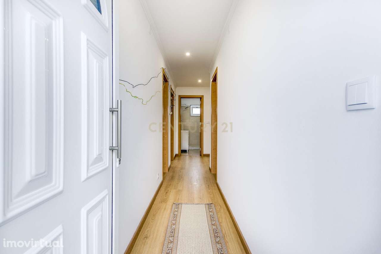 Moradia Bifamiliar com muito potencial - Grande imagem: 4/53