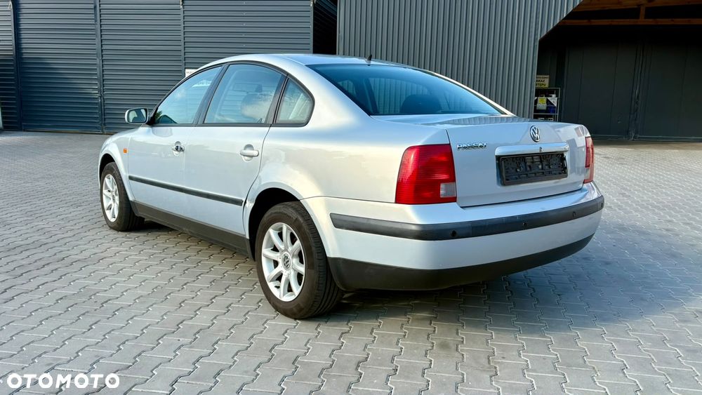 Volkswagen Passat 1.6 Comfortline - 4