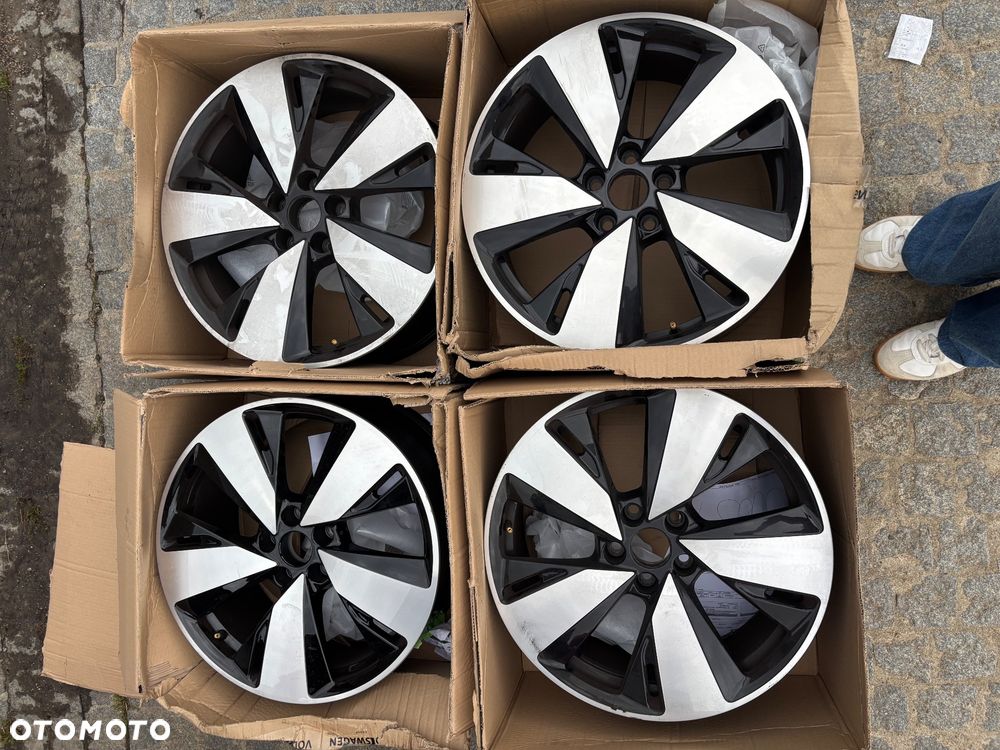 Oryginalne felgi aluminiowe o nr kat. 8B3601025AR Audi A5 / S5 (B10) - 2