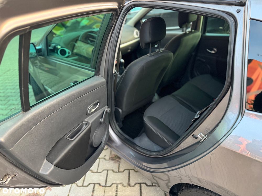 Renault Clio 1.2 16V 75 Expression - 13