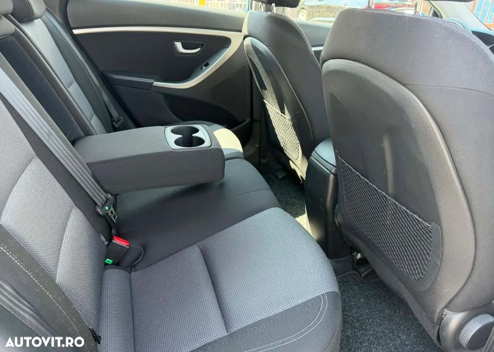 Hyundai i30 1.6 CRDI Automatik Style - 8