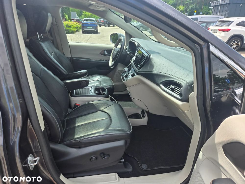 Chrysler Pacifica - 12