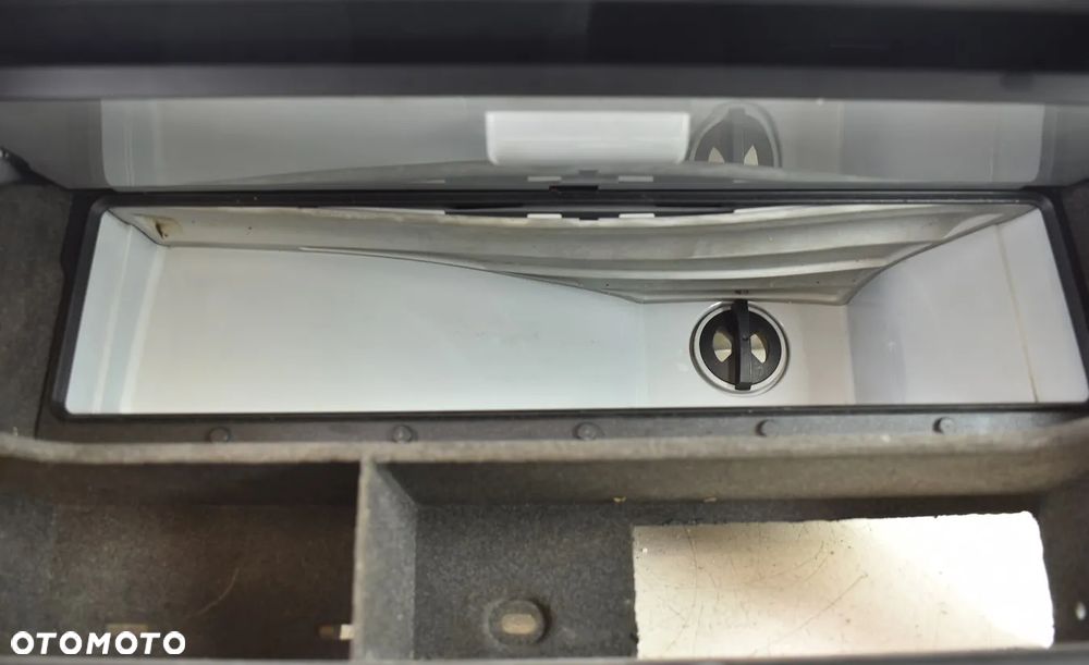 SCHOWEK PASAŻERA LODÓWKA - AUDI A4 B7 EUROPA - 6