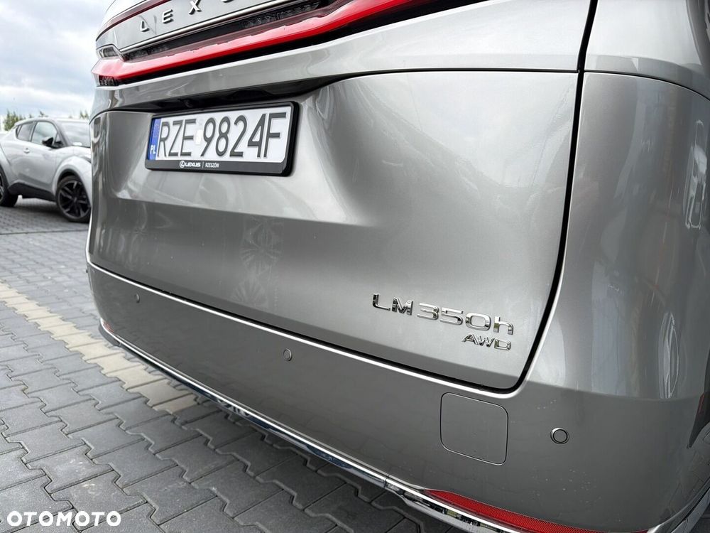 Lexus LM - 33