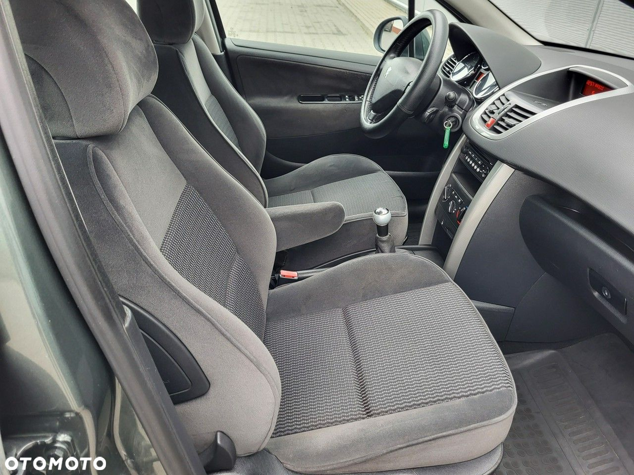 Peugeot 207 - 30