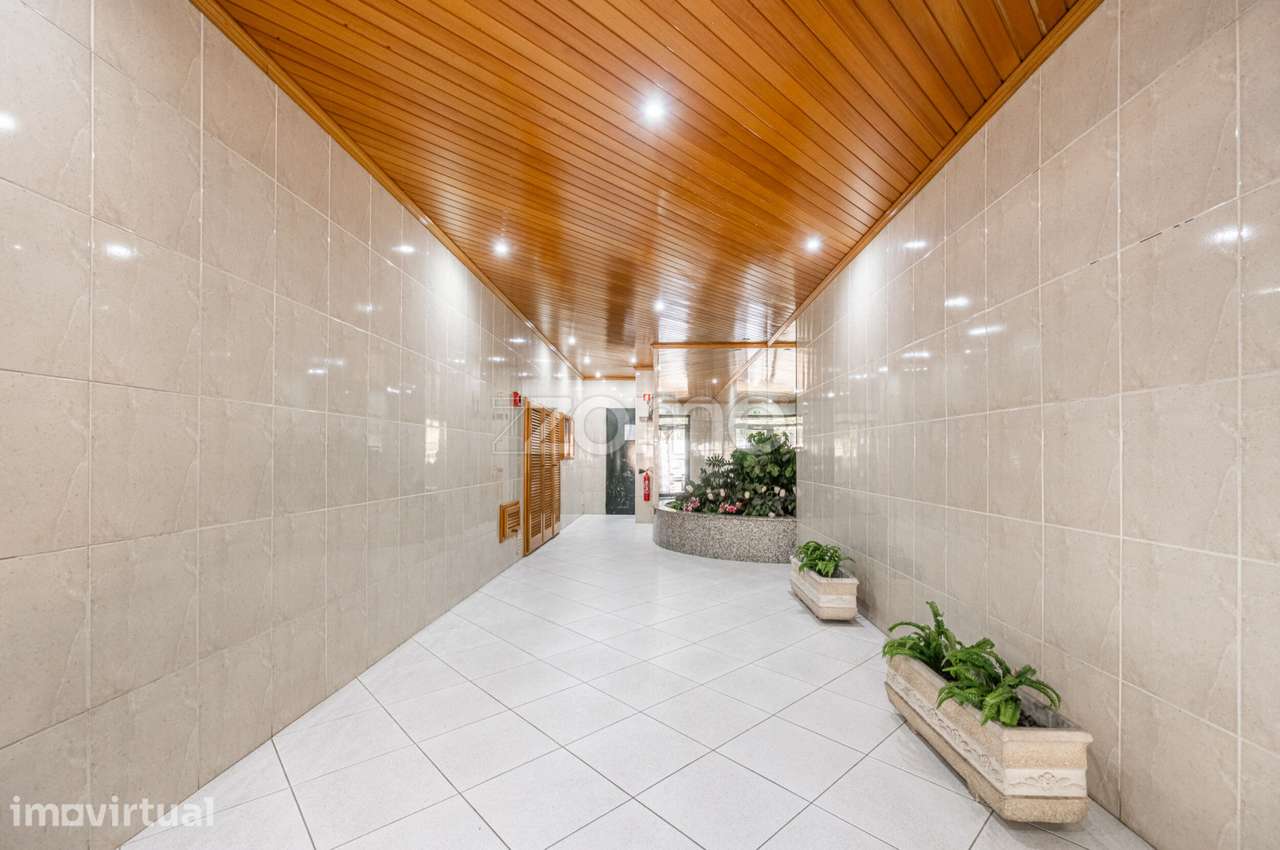 Apartamento T3 com áreas generosas, vistas deslumbrantes e localiza... - Grande imagem: 2/34