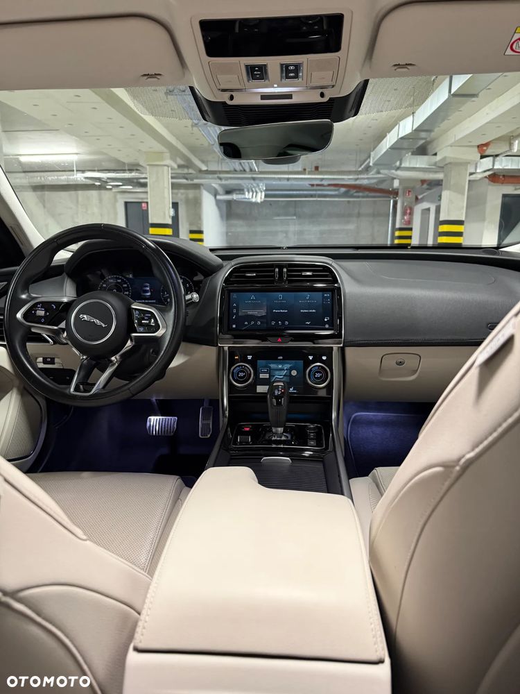 Jaguar XE 2.0 P250 R-Dynamic SE - 12