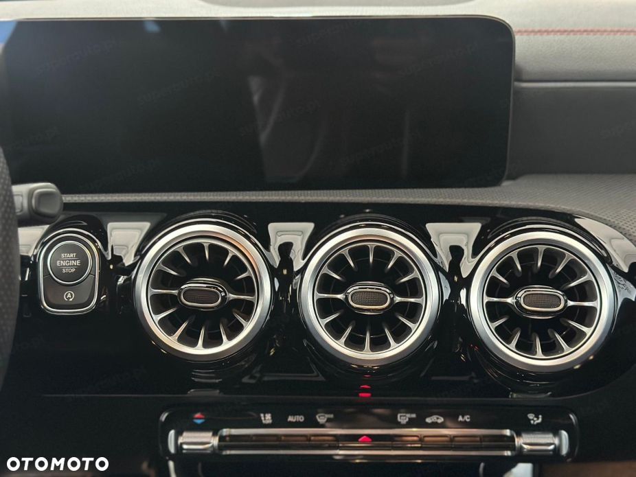 Mercedes-Benz CLA 220 4-Matic AMG Line 7G-DCT - 11