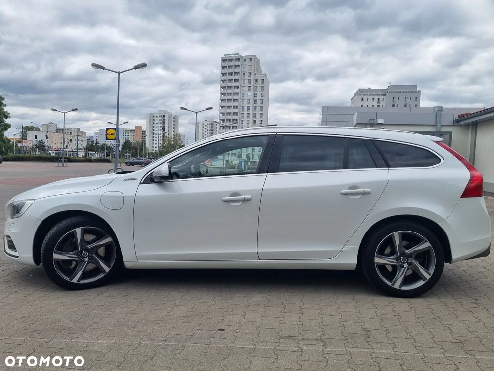Volvo V60 D6 AWD Plug-in Hybrid R-Design Summum - 6