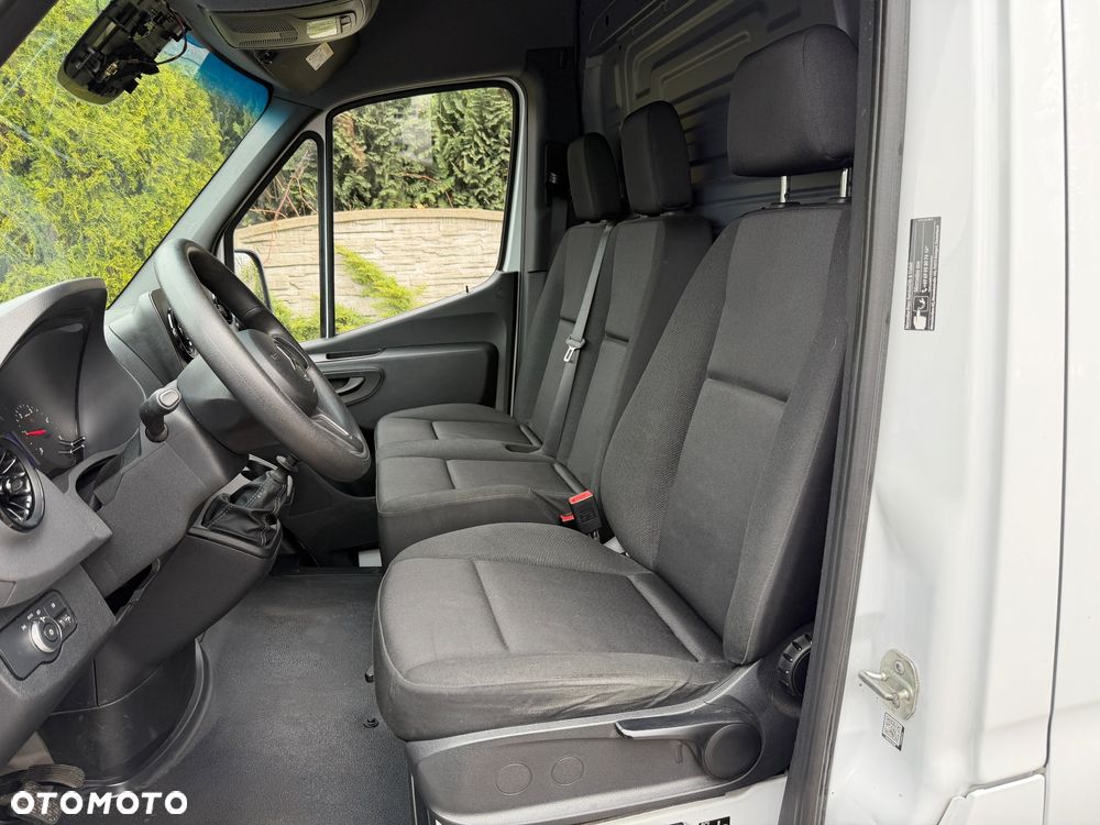 Mercedes-Benz Sprinter 907 - 11