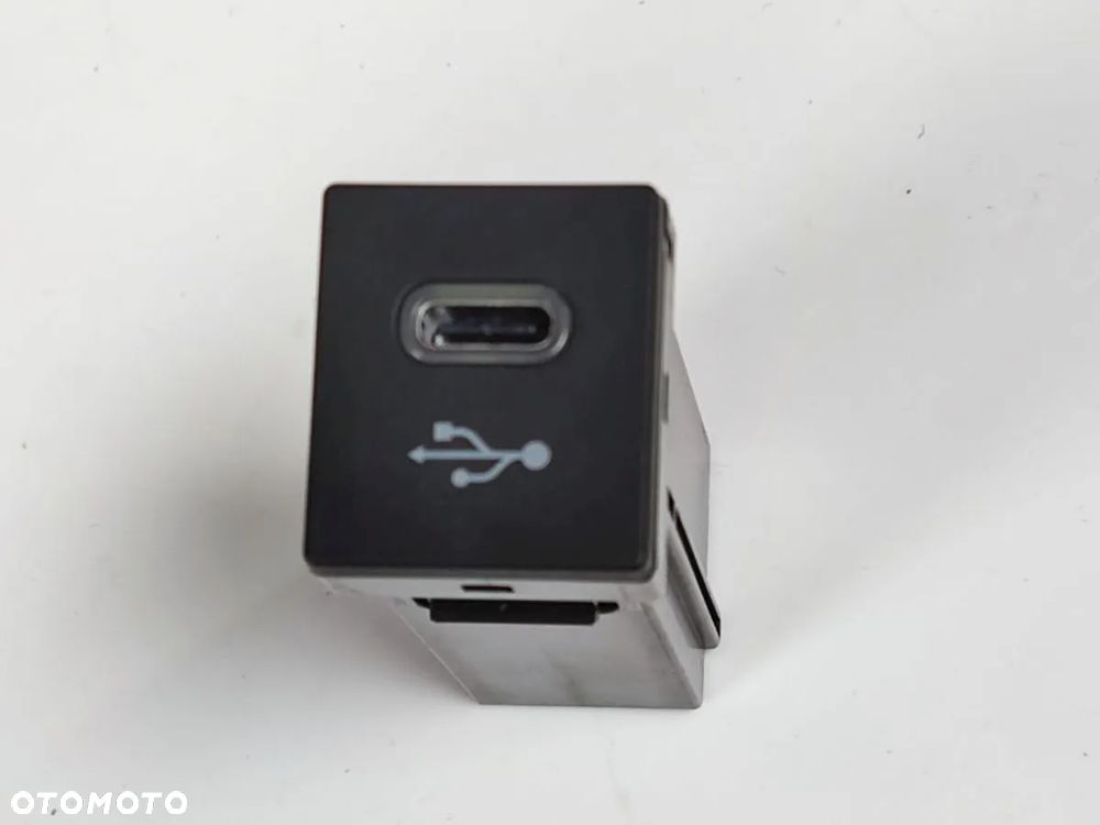 TOYOTA COROLLA E21 od 2022r Gniazdo USB - 3