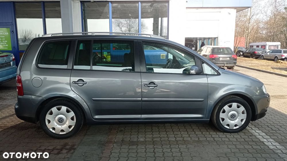 Volkswagen Touran 1.6 FSI Trendline - 17