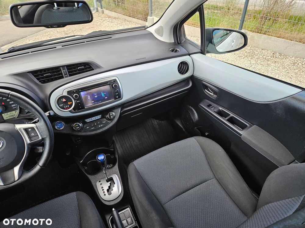 Toyota Yaris Hybrid 100 Sol - 13