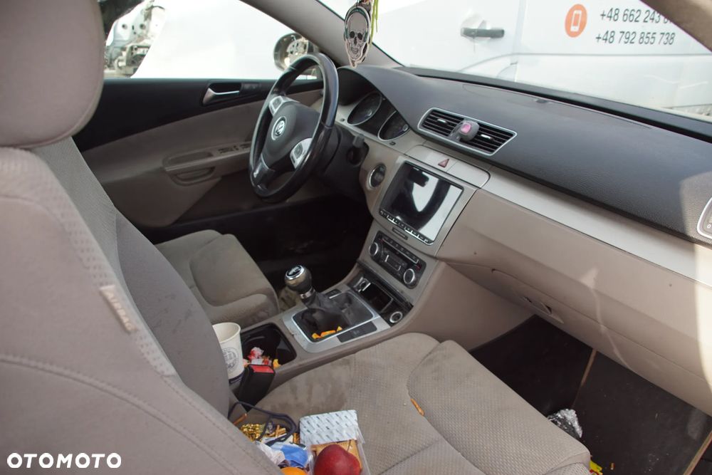 Auto na części - Volkswagen Passat B6 Lift 1.6 TDI 105 KM CAYC MDM LC8Z 2010R Silnik Skrzynia Drzwi Maska Błotnik Zderzak Lampa Lusterko Klamka Szyba Deska Kokpit Sterownik Moduł Czujnik Licznik Wyświetlacz Panel Kierownica - 13