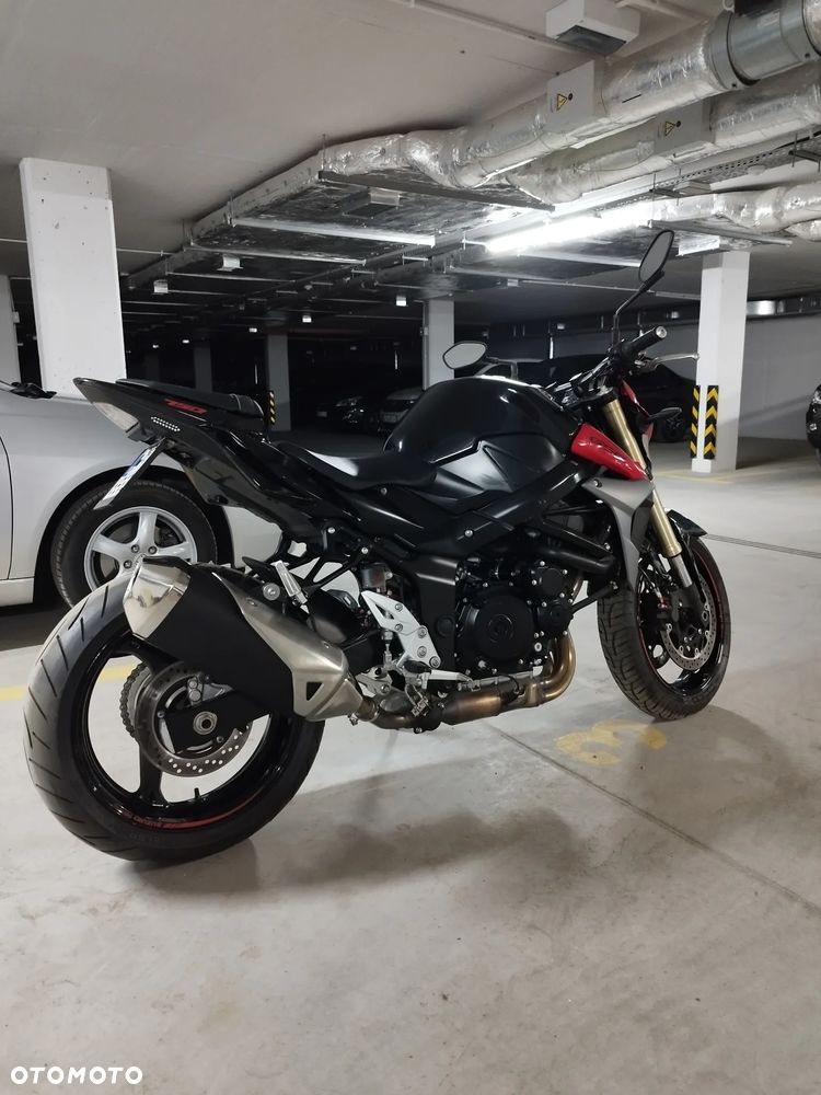 Suzuki GSR - 13