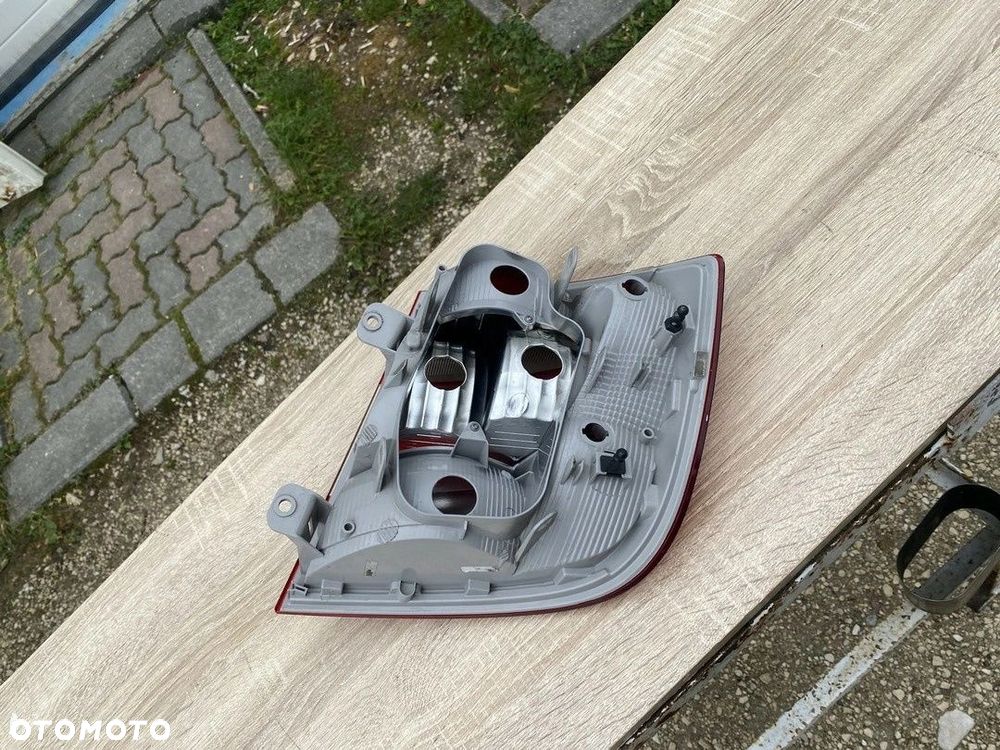 LAMPA TYLNA LEWA SKODA RAPID 5JH945095 - 4