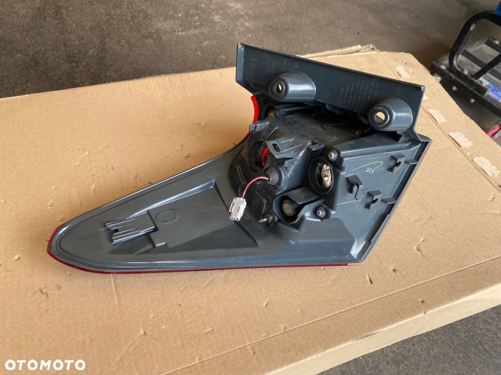 TOYOTA AURIS 2 II LIFT KOMBI LAMPA TYLNA PRAWA  EUROPA PRAWY TYŁ W BŁOTNIK  Europa W-wa - 10